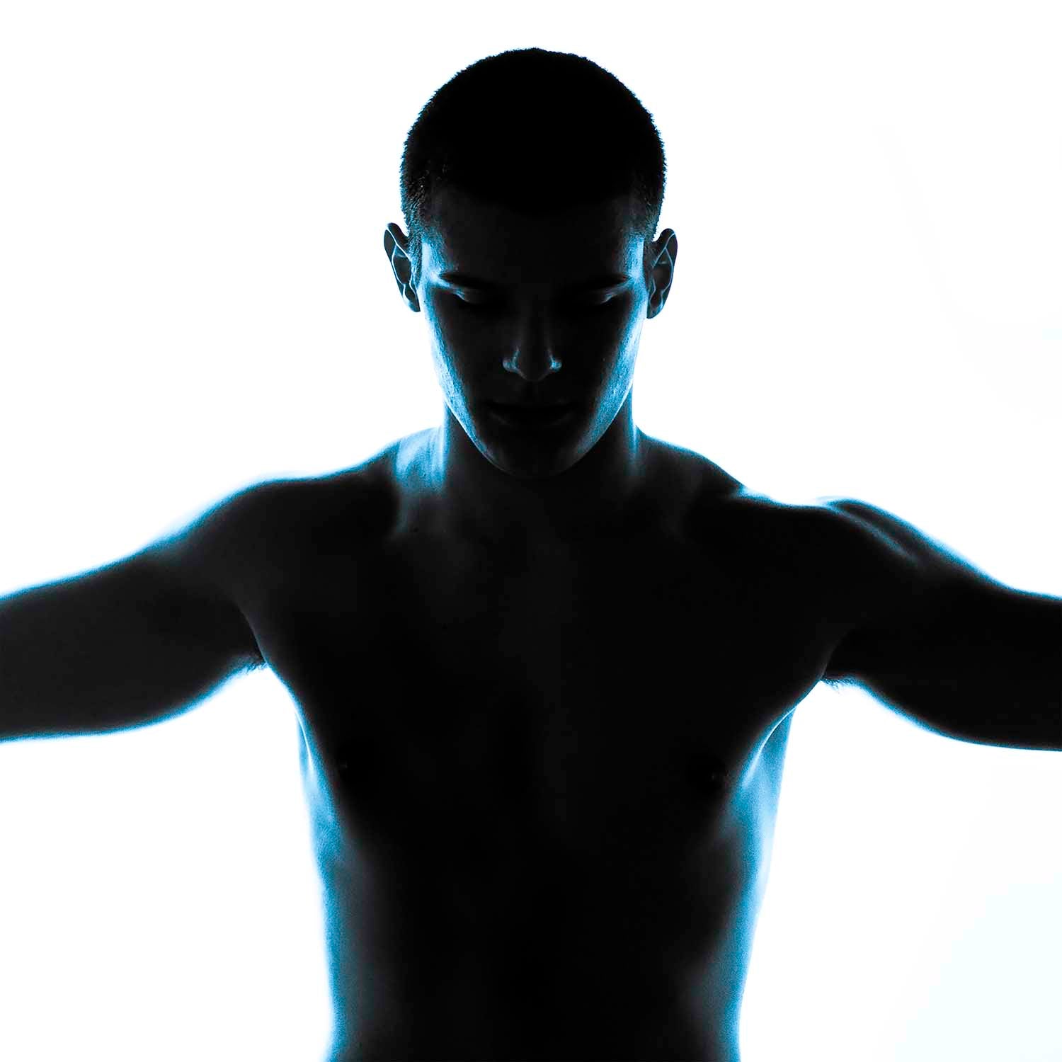 Torso azul em contra luz