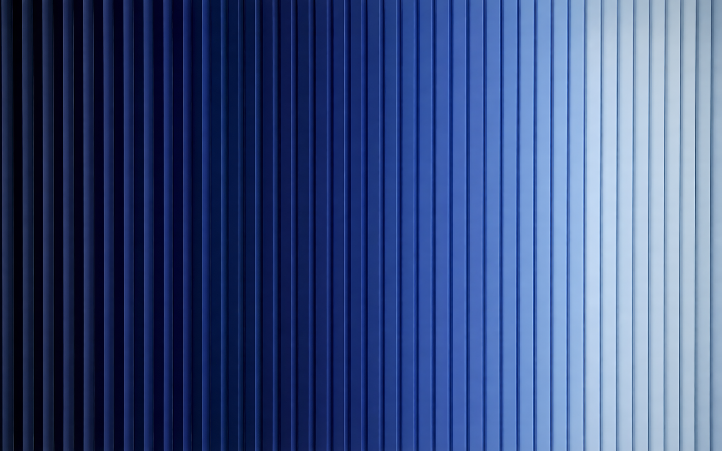 Pintura contemporânea com listras verticais em tons de azul, formando um degradê do escuro ao claro. Solana Art.